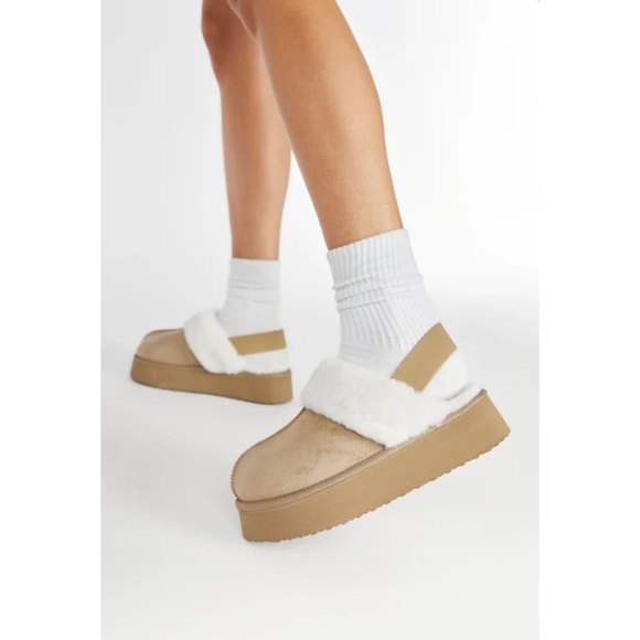 Levaine Fuzzy Mule Slipper * New In Box - Picture 1 of 6